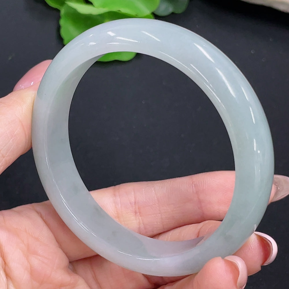 HKHQ jadeite round bracelet weighing 48.56g with size 55.5, featuring smooth, polished jadeite beads on a jewelry display.