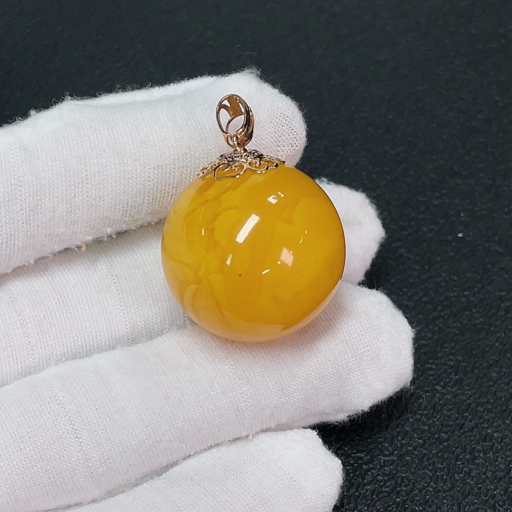 18K Amber Beeswax Pendant, Total Weight Approx. 10.09g, Size About 25mm