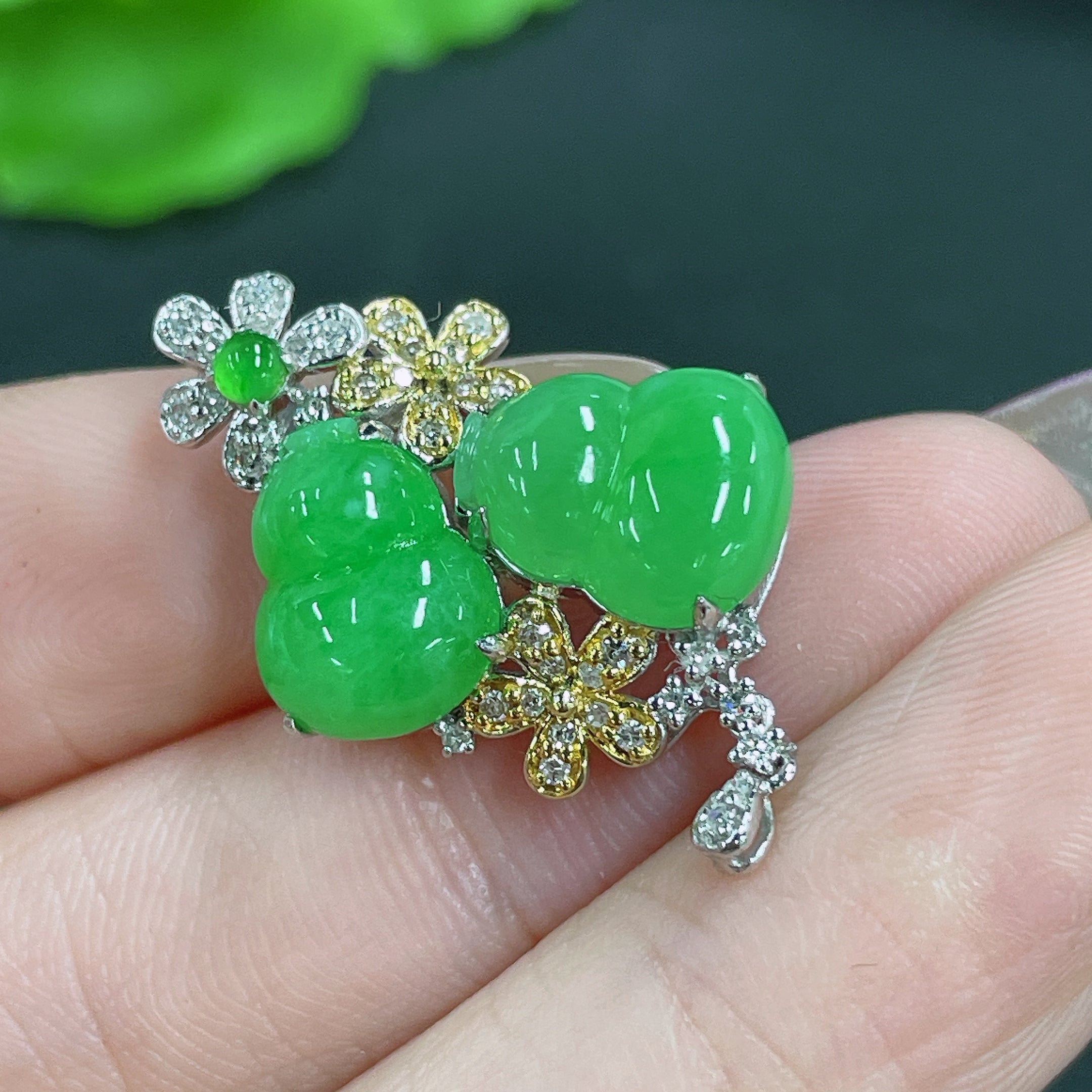 Jadeite Pendant 18k Gold Inlaid with Diamonds Total Weight Approx. 3.44g