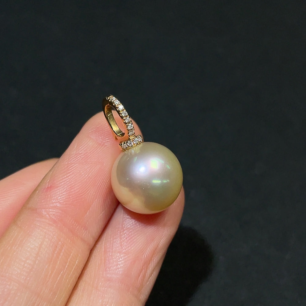 Seawater pearl pendant with diamonds in 18K gold, about 12.4mm, from HKHQ, featuring a lustrous pearl and delicate diamond accents.