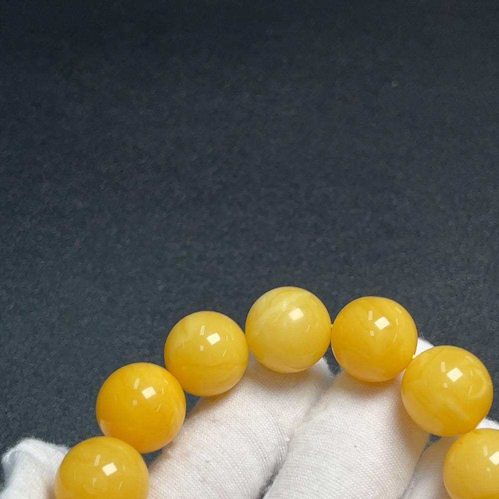 Amber and beeswax bracelet, partial repair visible, total weight approx. 27.3g, size approx. 15.2mm