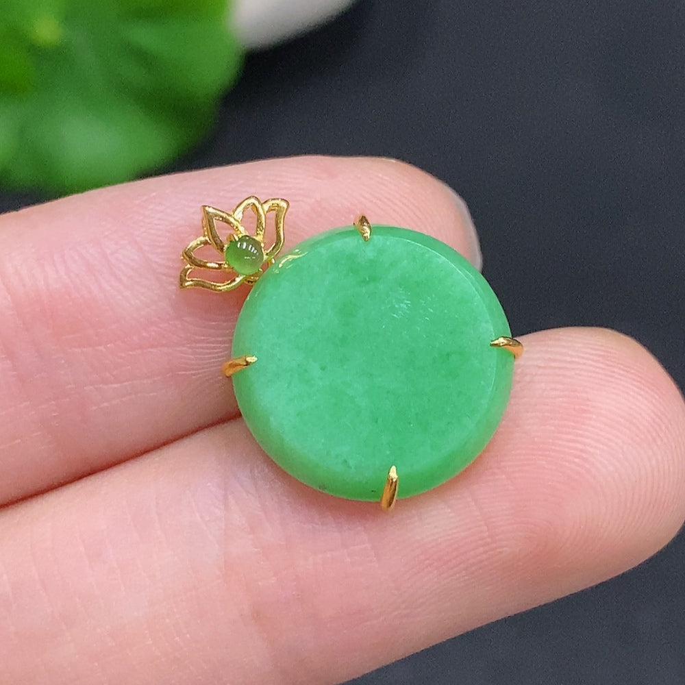 Jadeite Plain Pendant with 18K Gold Mount, Total Weight Approx. 1.5g