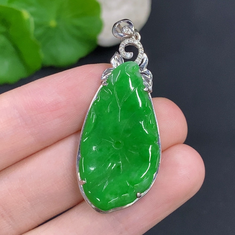 Jadeite lotus leaf pendant with 18K gold and diamond accents, featuring a delicate design and a total weight of approximately 4g.