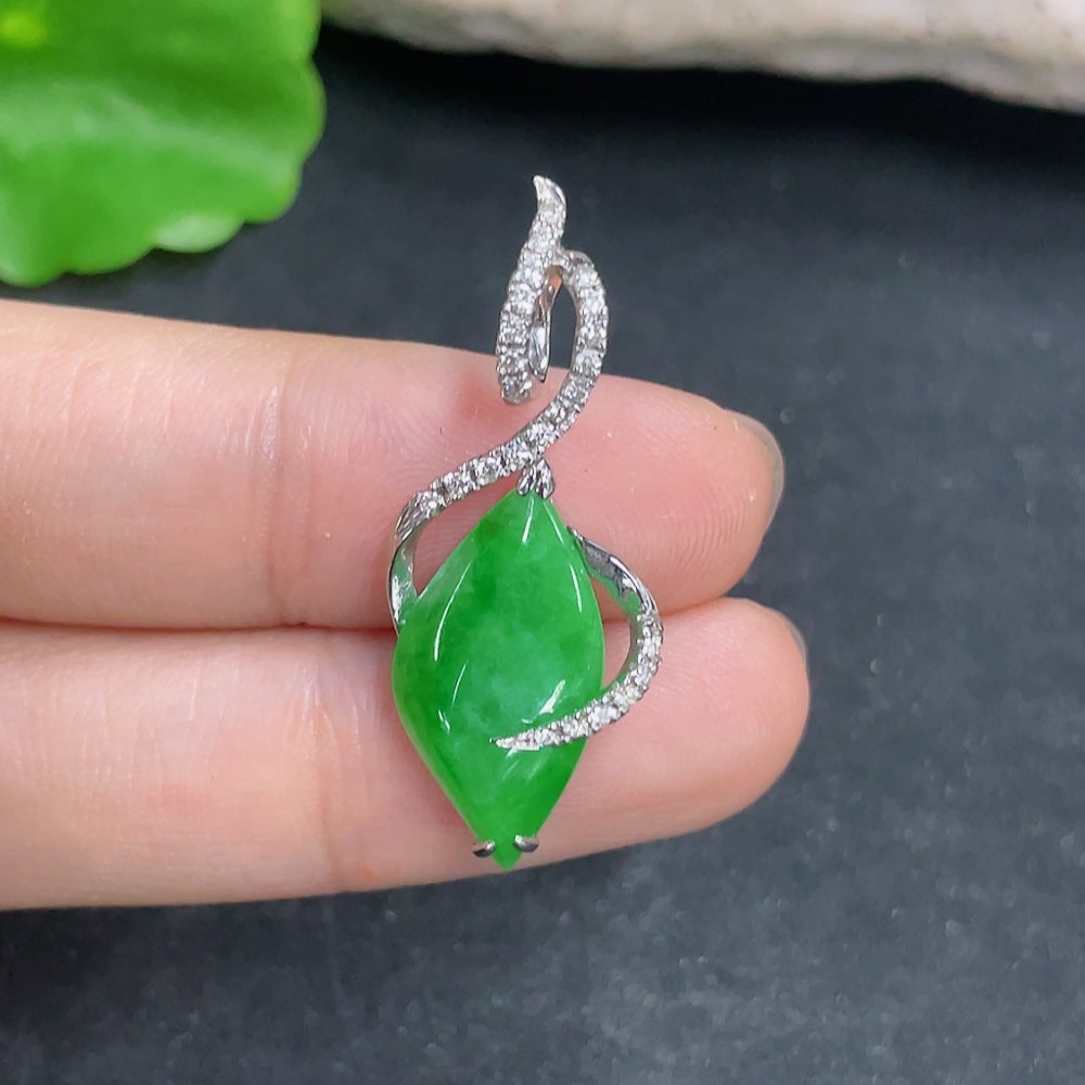 Jadeite Pendant 18K Gold with Diamond Accent
