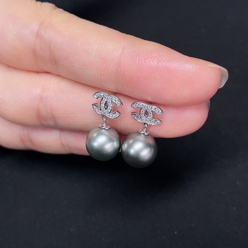 Seawater Pearl Earrings Set in 18K Gold, Non-Gold Ear Backs, Approximately 9.2mm, Total Weight About 3.18g, Non-Diamond