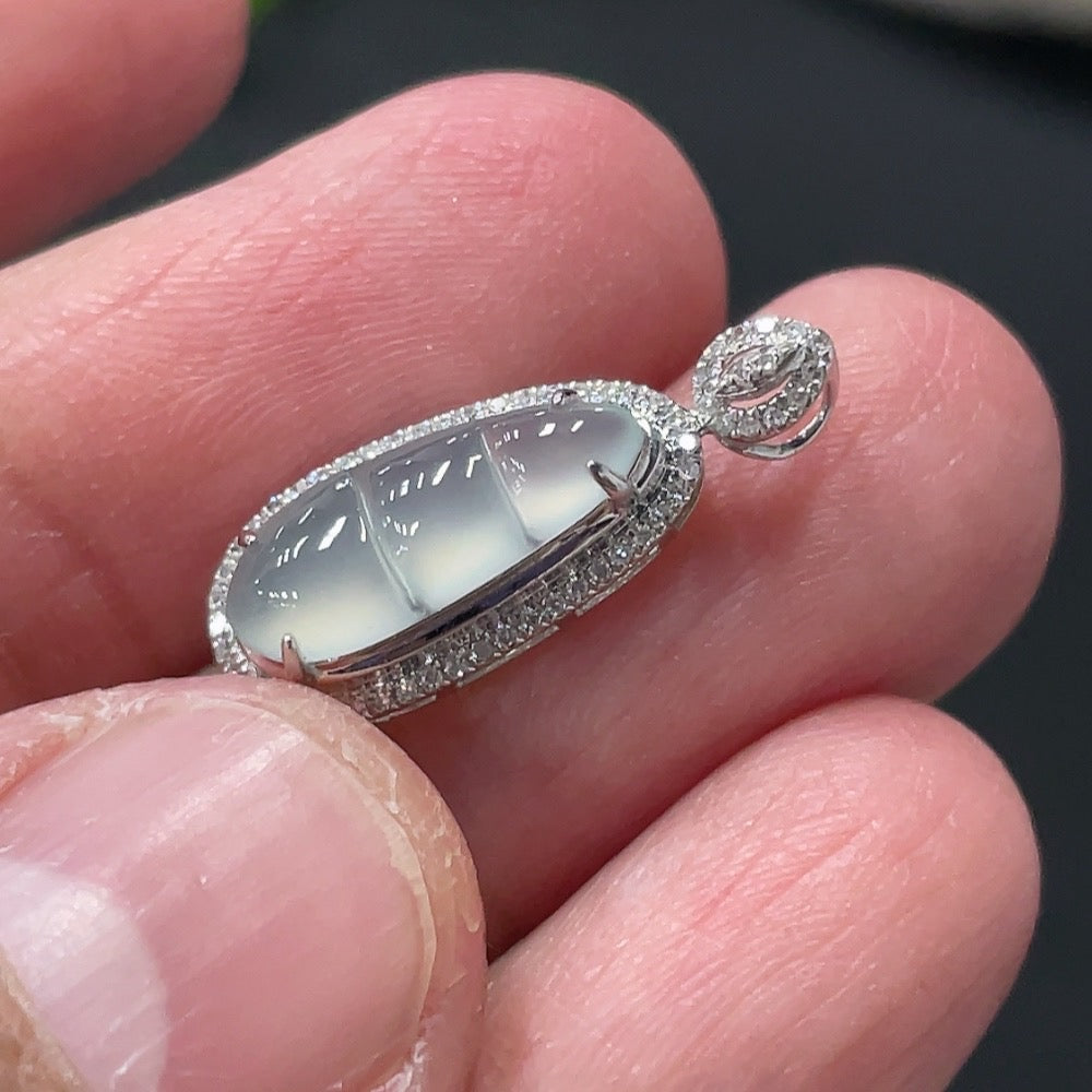 Jadeite Lucky Bean Pendant with 18K Gold Setting, Approx. 0.9g