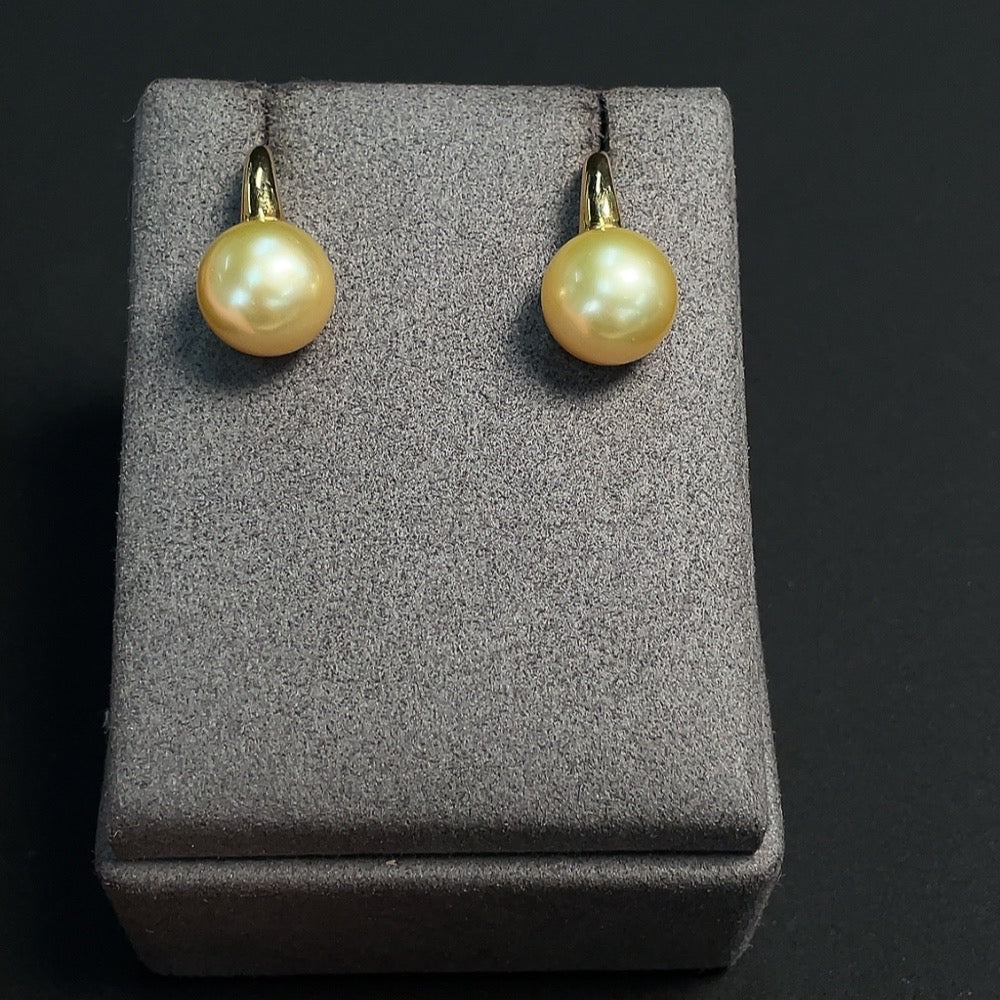 Seawater pearl earrings set in 18k gold, approximately 12mm in size, total weight about 6.76g, color origin undetermined