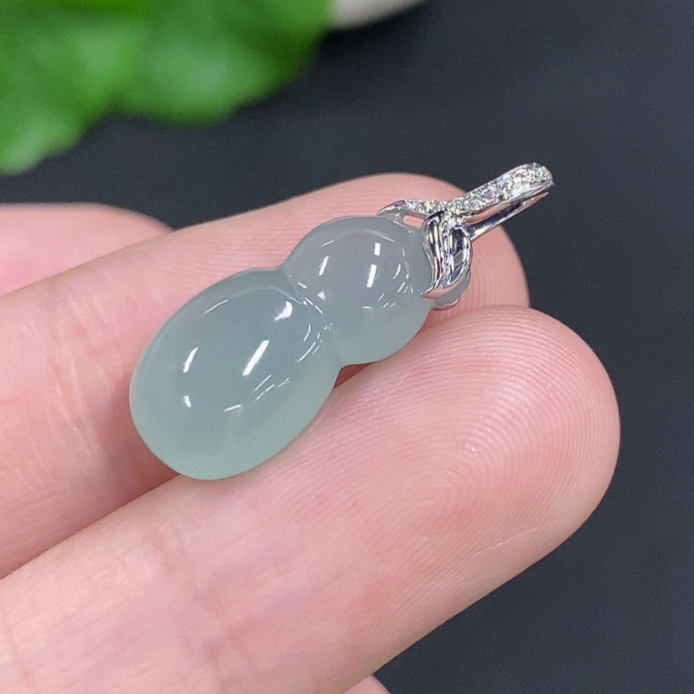 Jadeite Gourd Pendant with 18K Gold Clasp, Total Weight Approx. 2.4g, Non-Diamond
