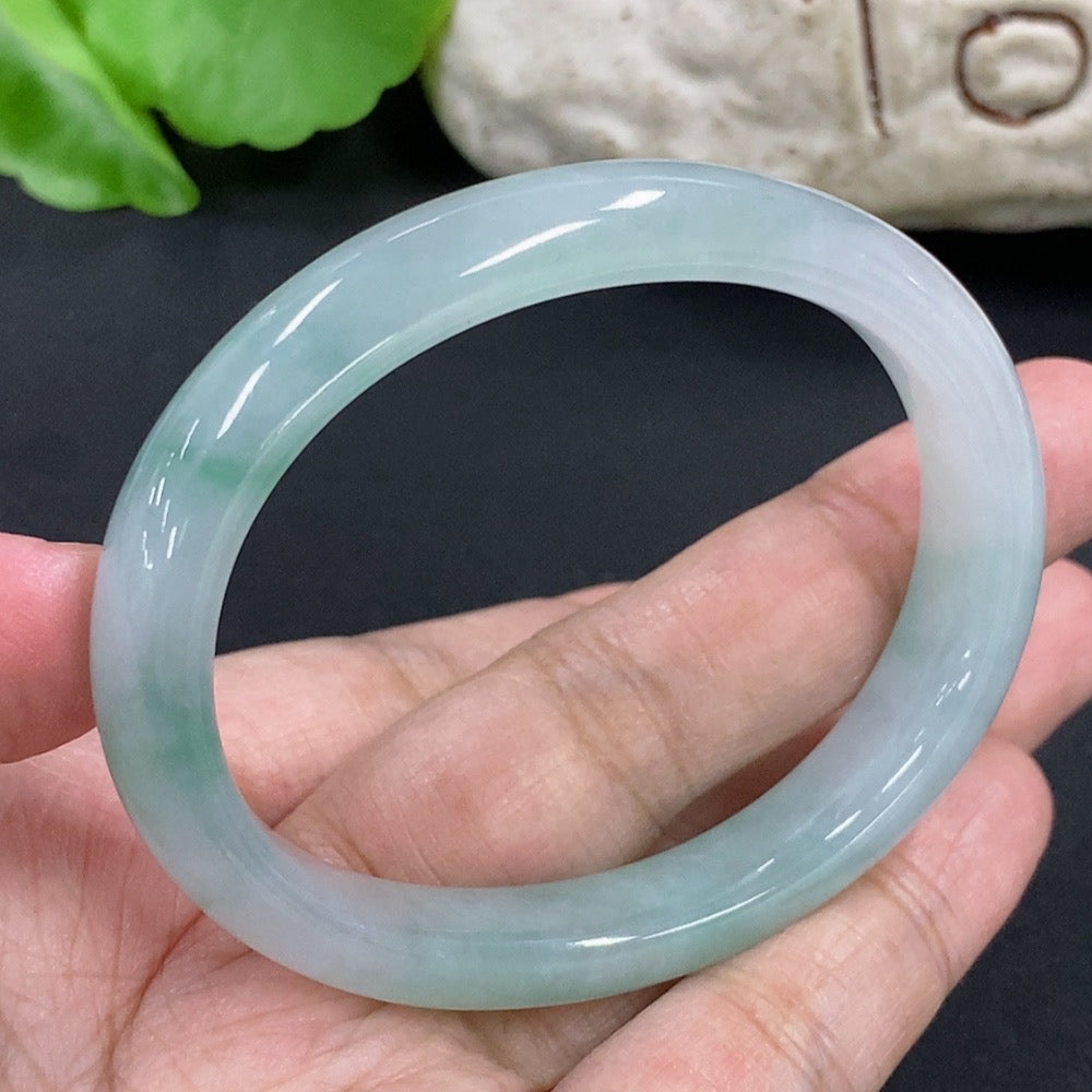 HKHQ jadeite concubine bracelet with size 53.4/44.6, featuring polished green jadeite beads, weighing approximately 32.7 grams.