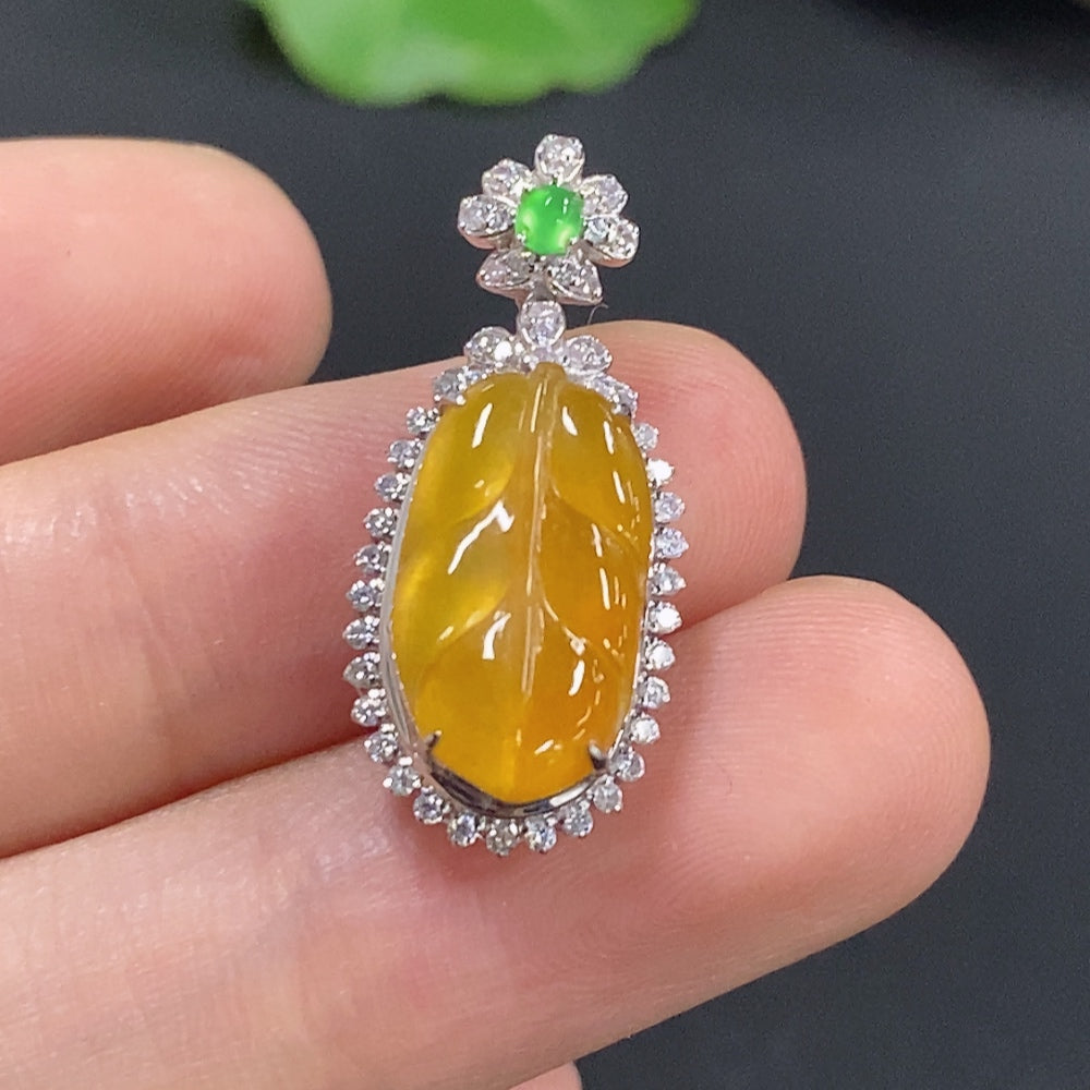 Jadeite Leaf Inlaid Pendant 18K Gold (Non-Diamond)