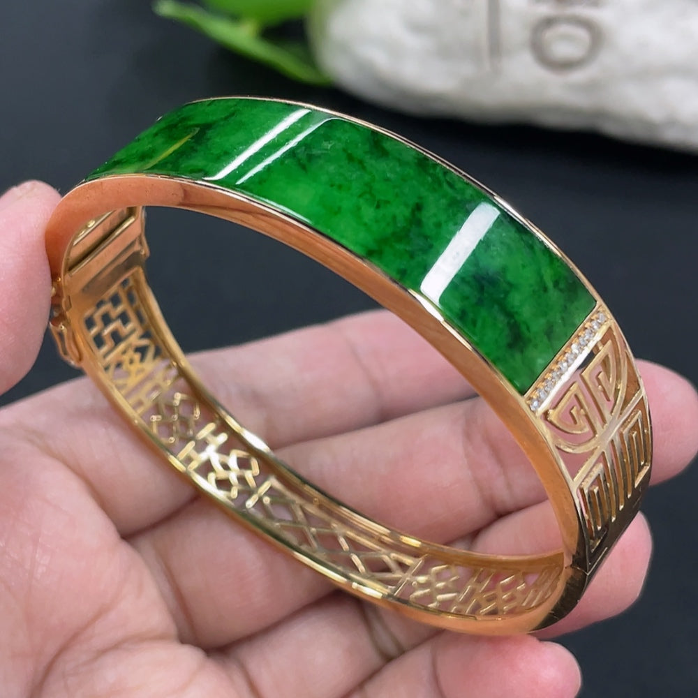 Jadeite inlaid bracelet 18k gold inlaid with diamond and other mineral components, total weight about 22.3g