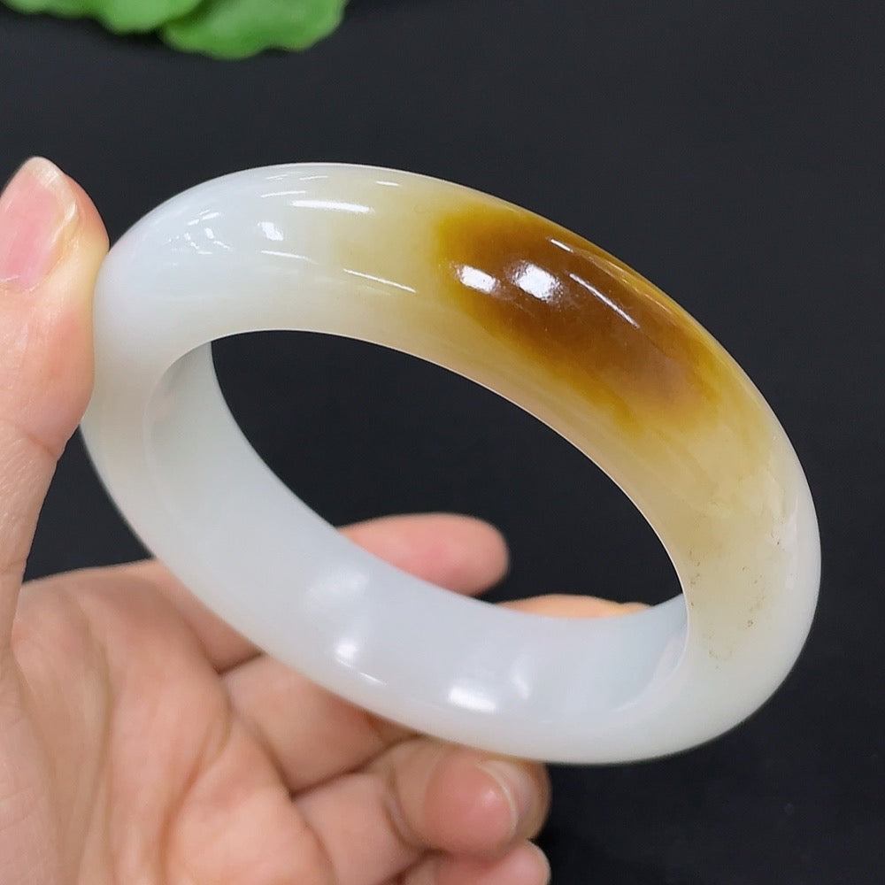 HKHQ Hetian Jade round bracelet, size 56.7, weighs 91.5g, showcasing smooth, polished jade beads on a sleek jewelry piece.