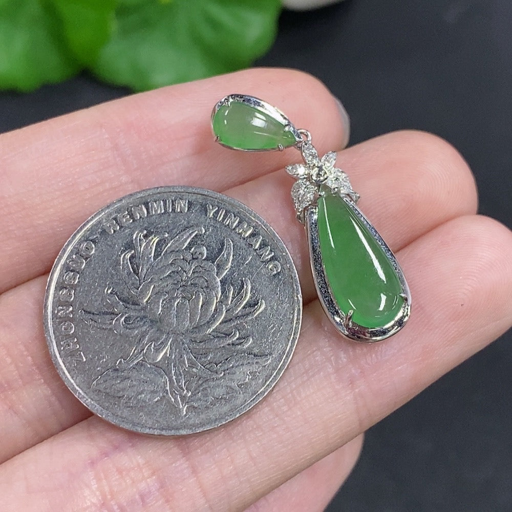 Jadeite teardrop-shaped pendant with 18k gold mounting, total weight approximately 1.6g, accented with diamonds