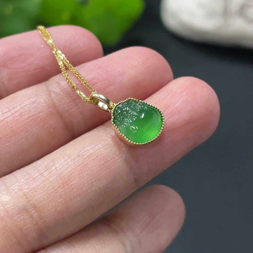 Jadeite Gourd Inlaid Pendant with 18K Gold Inlaid Main Body and Chain, Total Weight Approximately 2.4g