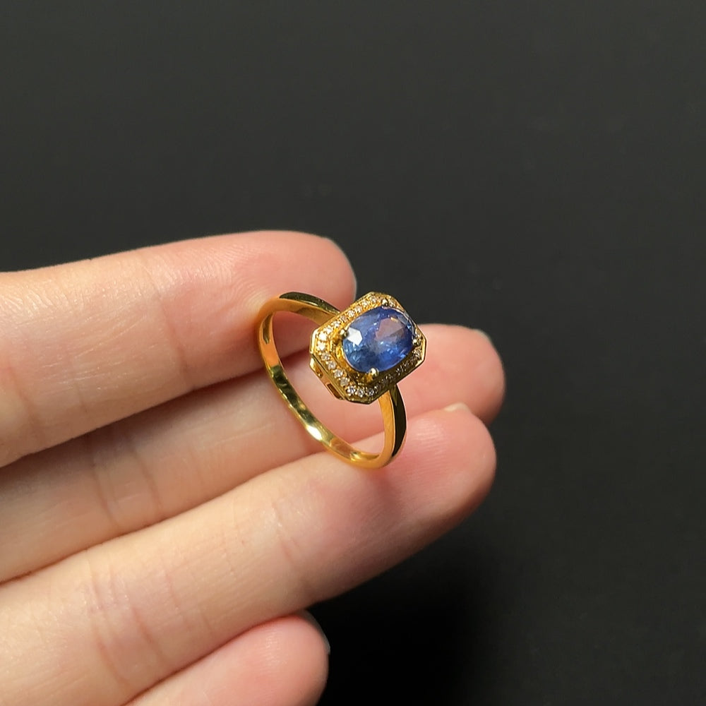 Sapphire ring with diamond accents, 18k gold, color origin undetermined