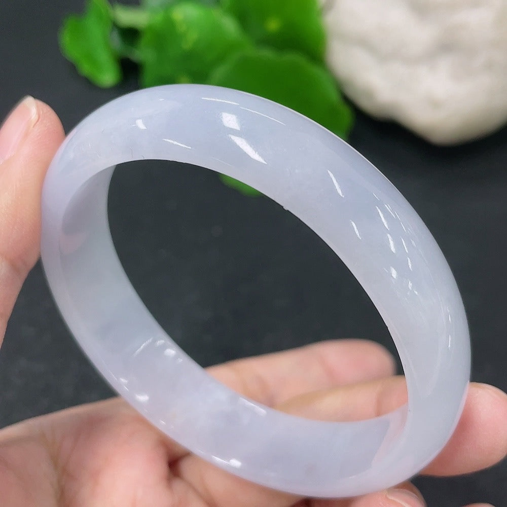 Jadeite concubine bracelet with green jade beads, size 55.2/50.7mm, weighing approx. 41.18g, from HKHQ.