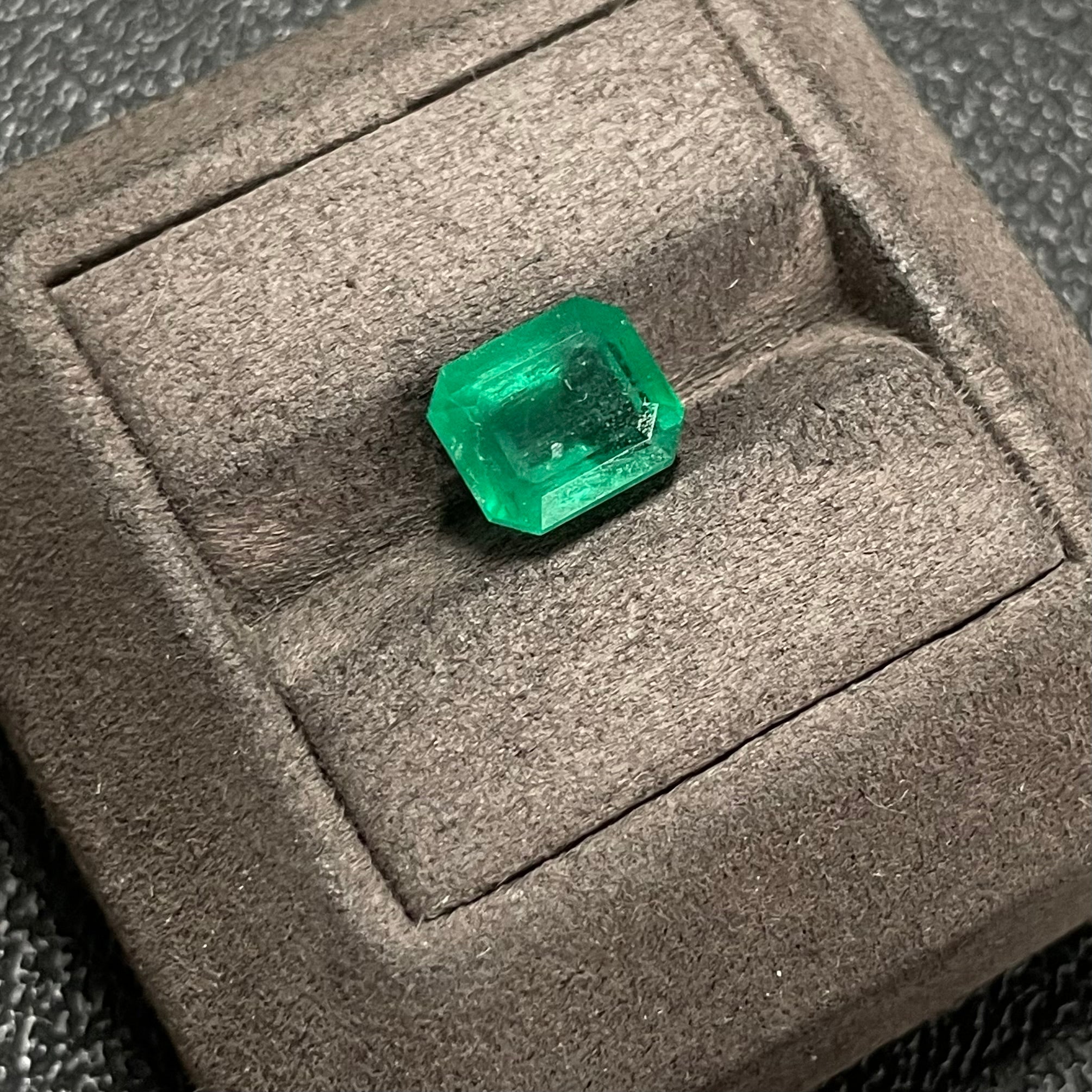 Emerald Rough Stone Clarity Enhanced Total Weight Approx. 4.20ct GILD Certificate: Minor Oil Zambia Origin Vivid Green 4.20ct