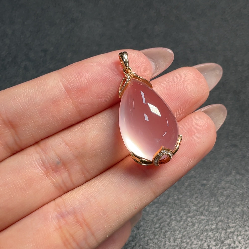 HUILIU HQ crystal pendant in 18K gold with diamond accent, featuring a sparkling gemstone and elegant design.