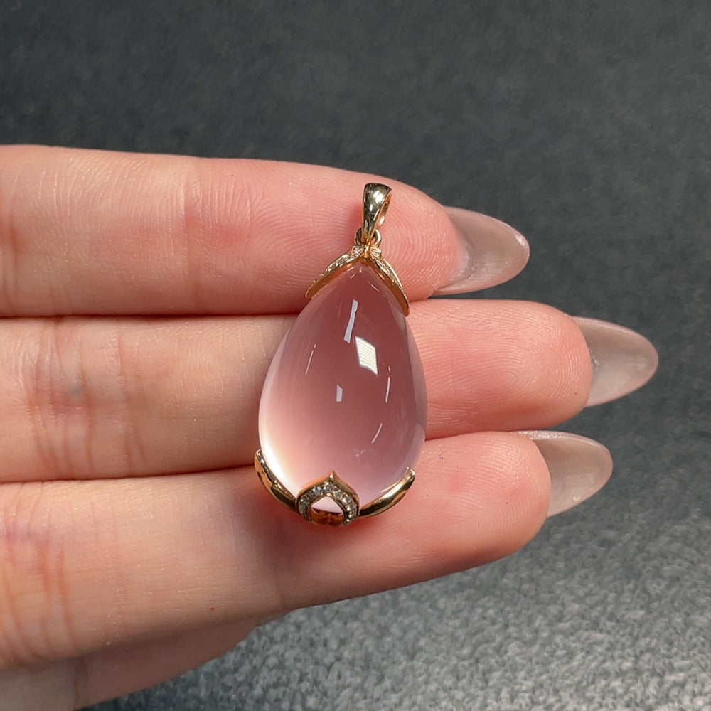 HUILIU HQ crystal pendant with 18K gold and diamond accent, showcasing a sparkling gemstone and elegant gold setting.