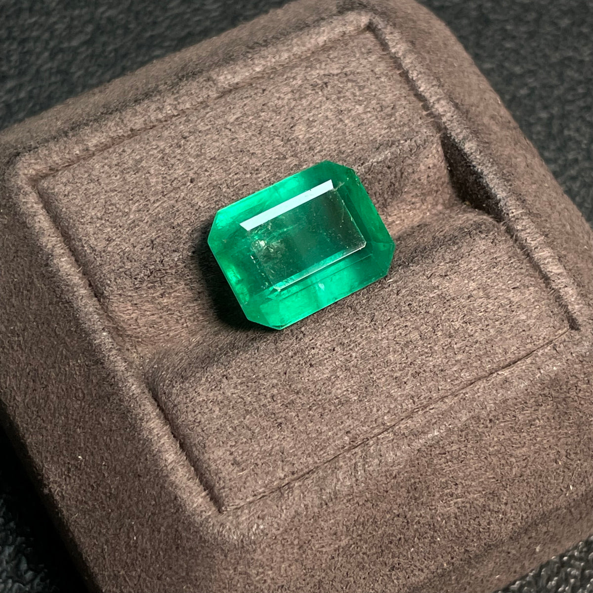 Vivid green emerald rough stone from Zambia, 8.63 carats, clarity enhanced with minor oil, certified by GILDER, from HUILIU HQ.