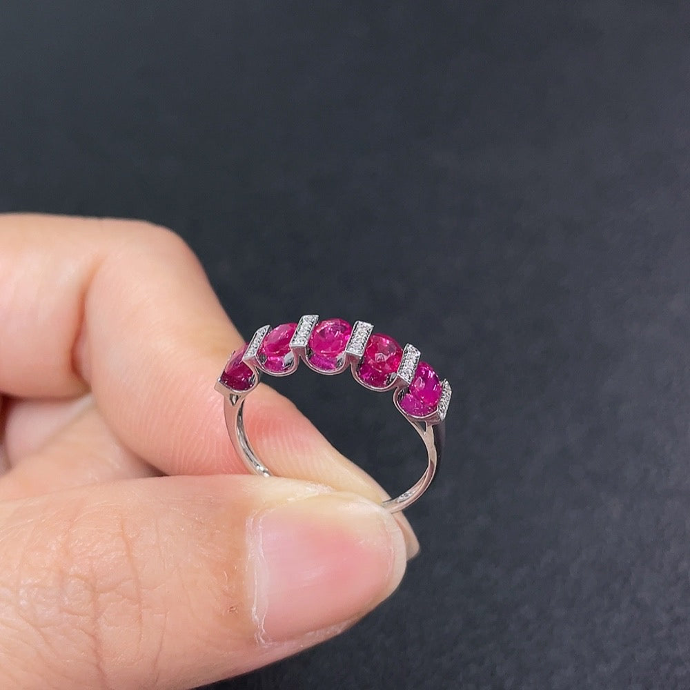 HUILIU HQ ruby gemstone ring with 72% gold, set with diamonds, size 16, weighing approximately 2.3 grams.
