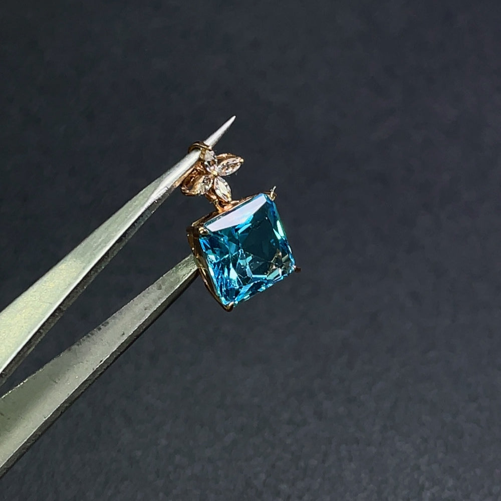 HUILIU HQ Topaz pendant with undetermined color, set in 18K gold, weighing approximately 2 grams, gemstone jewelry image.