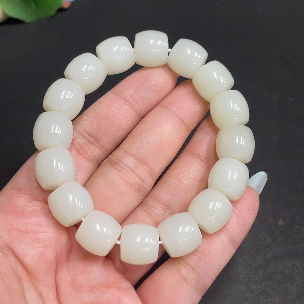 Huiliu HQ Hetian Jade bracelet with 12.6 mm beads and a total weight of 60.8g, showcasing smooth, polished jade beads.
