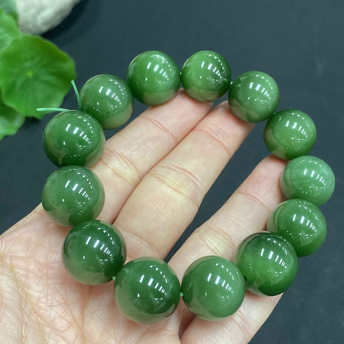 Huiliu HQ Hetian Jade bracelet with 15.2mm beads, showcasing smooth, polished jade stones and a total weight of 68.4g.