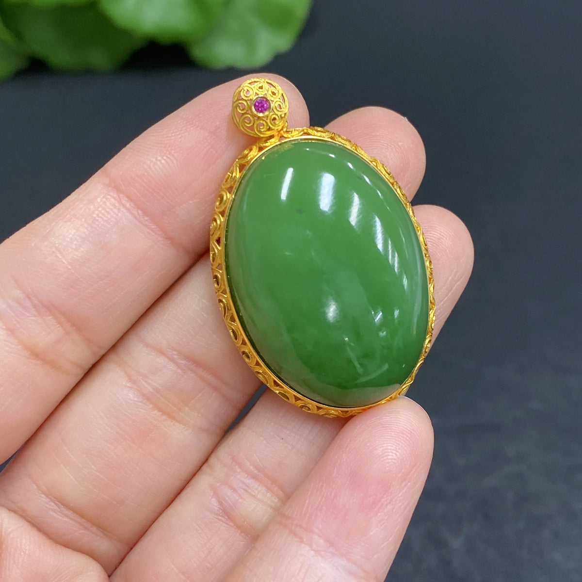 Hetian Jade cabochon pendant set in 18k gold with a total weight of 9.7g, featuring natural jade and elegant gold craftsmanship.