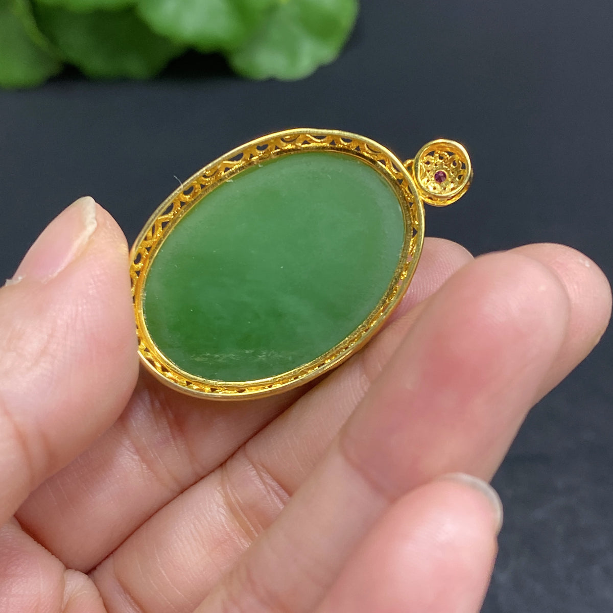 Hetian jade cabochon pendant set in 18k gold with a total weight of 9.7g, featuring HUILIU HQ branding and elegant jewelry design.