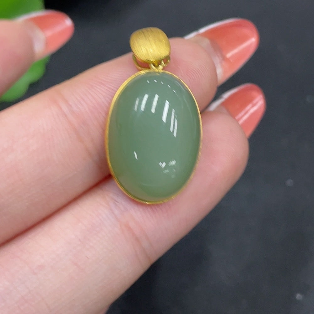 Hetian Jade inlaid pendant with 18k gold setting, crafted by HUILIU HQ, weighing approximately 3.3 grams.