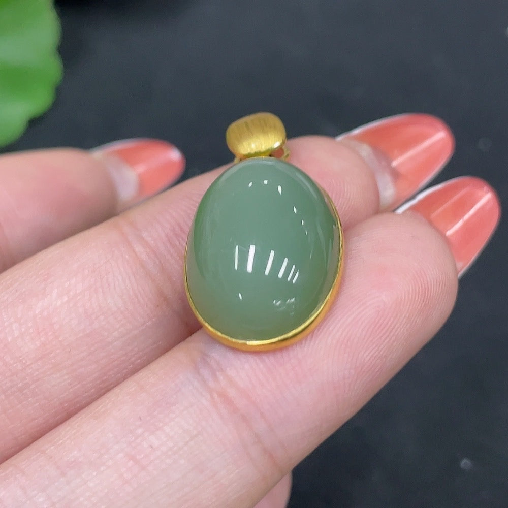 Hetian jade inlaid pendant with 18k gold setting, crafted by HUILIU HQ, weighing approximately 3.3 grams.