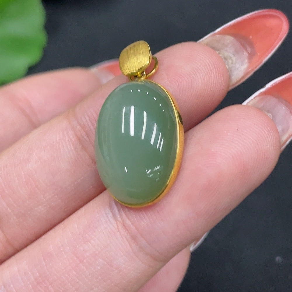 Hetian Jade inlaid pendant with 18k gold setting, crafted by HUILIU HQ, weighing approximately 3.3 grams.