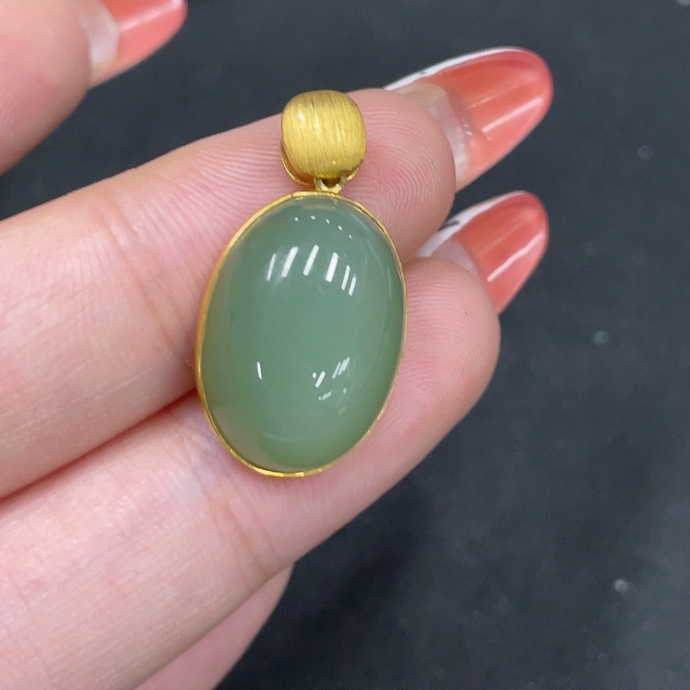 Hetian jade inlaid pendant with 18k gold setting from HUILIU HQ, showcasing detailed craftsmanship and a total weight of 3.3g.
