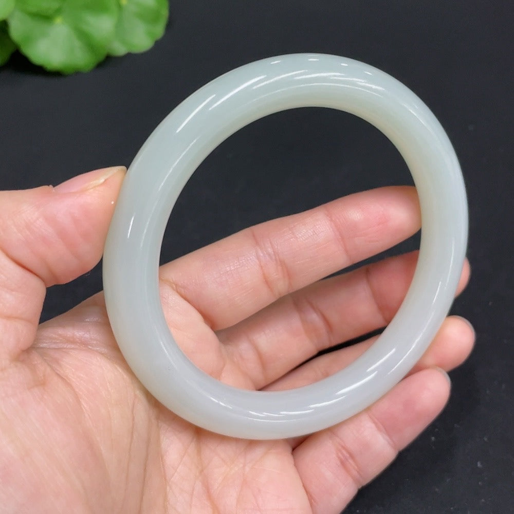 Huiliu HQ Hetian jade round bangle, size 59.7, weighing approximately 48g, featuring smooth, polished jade surface.