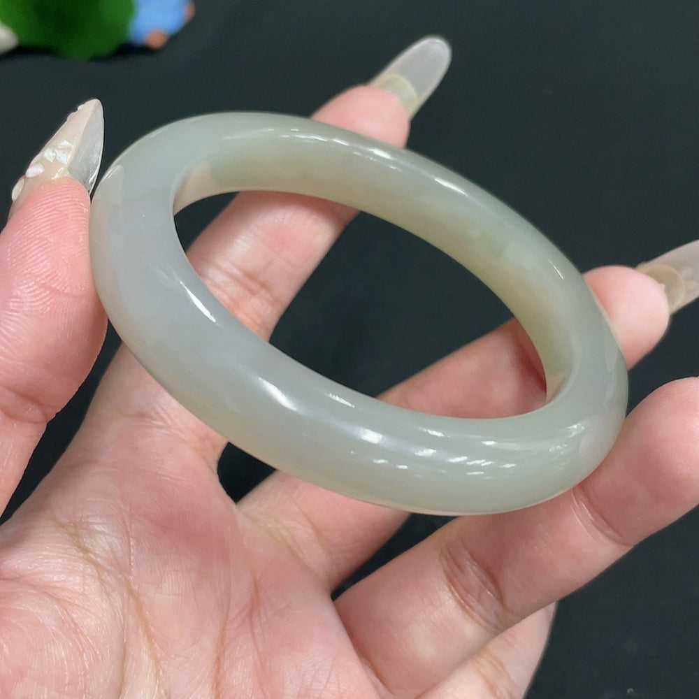 Huiliu HQ Hetian Jade round bracelet featuring smooth, polished green jade beads, certified by Huiliu.