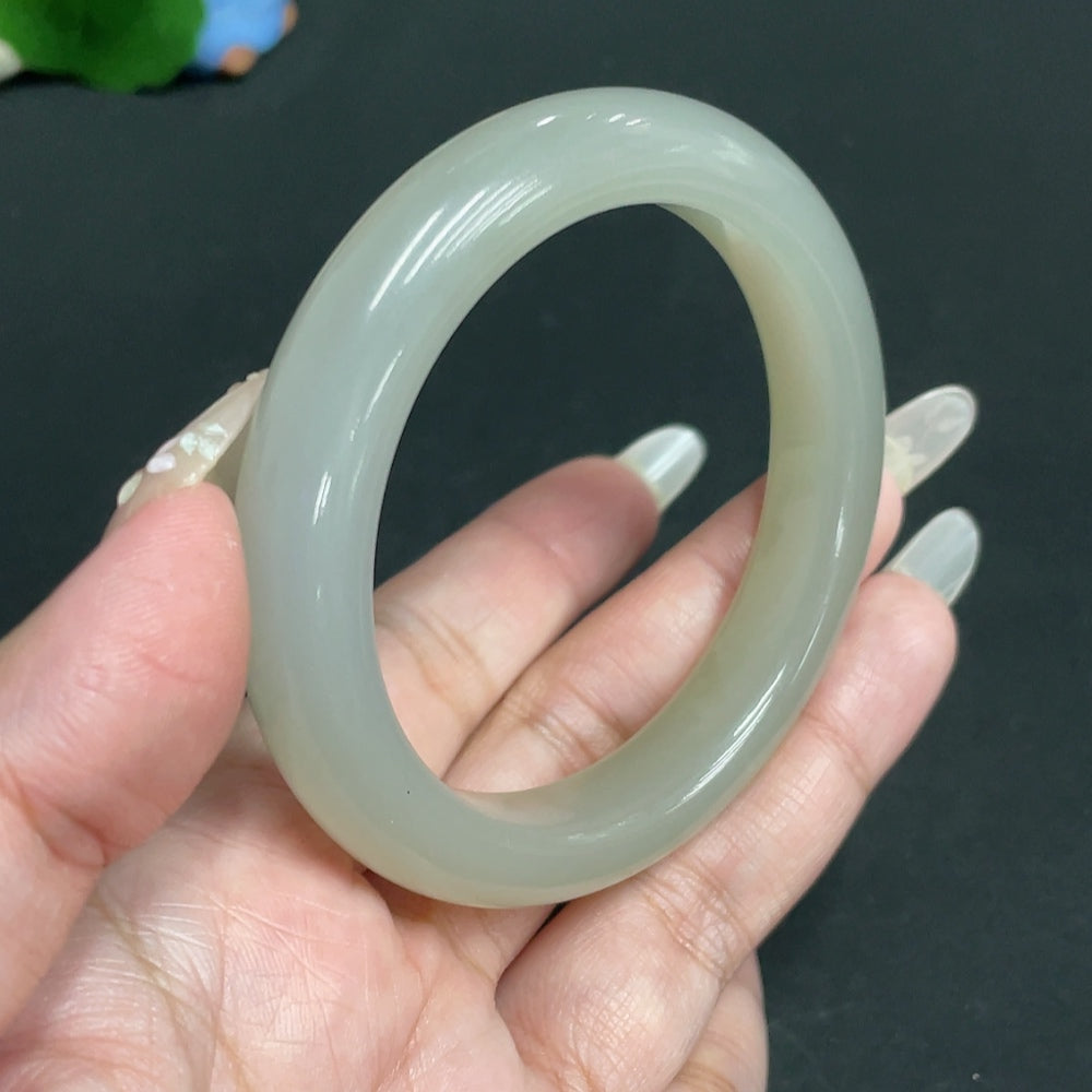 Huiliu HQ Hetian Jade round bracelet featuring smooth, polished green jade beads on an elastic cord, certified by Huiliu.