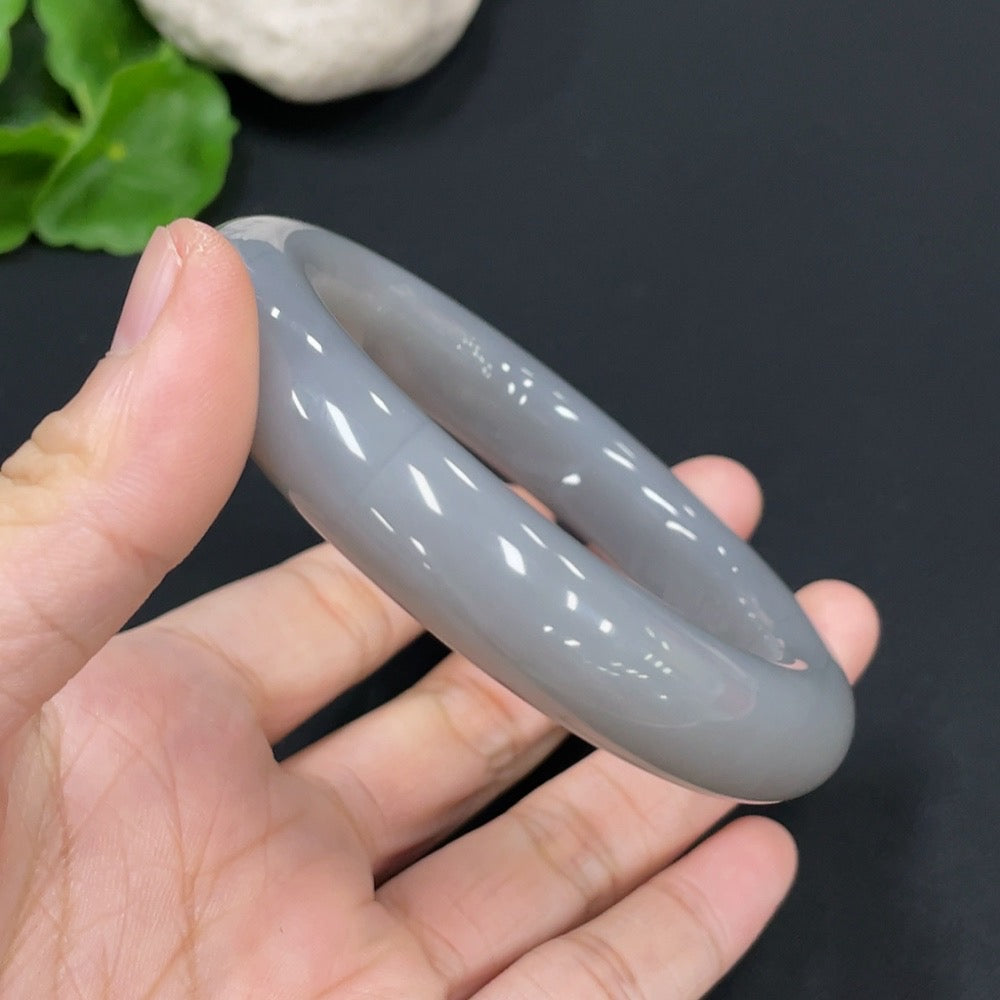 Huiliu HQ Hetian Jade round bracelet crafted from authentic Hetian jade, showcasing smooth, polished green jade beads.