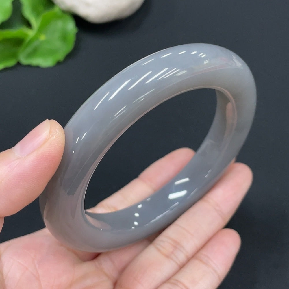 Huiliu HUILIU HQ Hetian Jade Round Bracelet showcasing smooth polished round jade beads on a delicate bracelet.