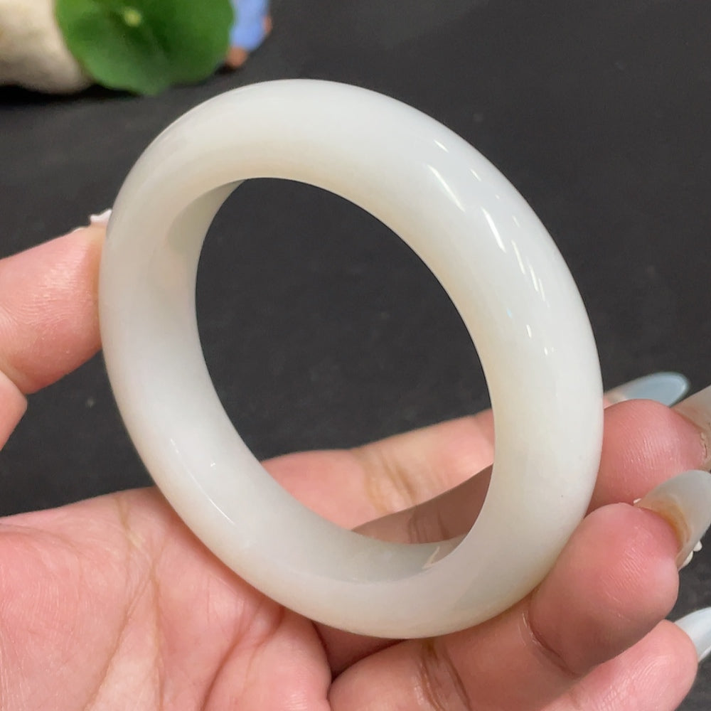 Huiliu HQ Hetian Jade round bracelet featuring polished, smooth jade beads on an elastic band, certified by Huiliu HQ.