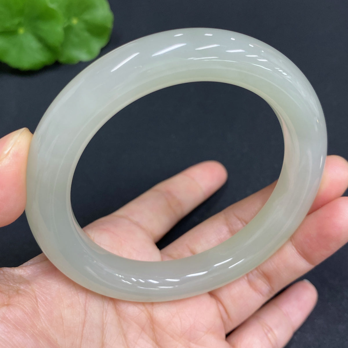 Huiliu HQ Hetian Jade round bracelet featuring smooth, polished jade beads on a string, certified by Huiliu.