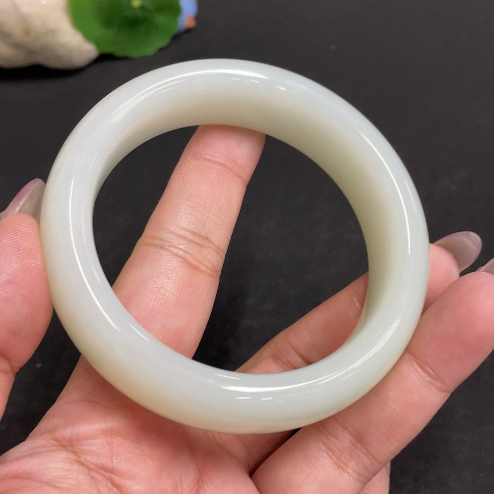 Huiliu HQ Hetian Jade round bracelet featuring smooth, polished jade beads, certified for quality and craftsmanship.