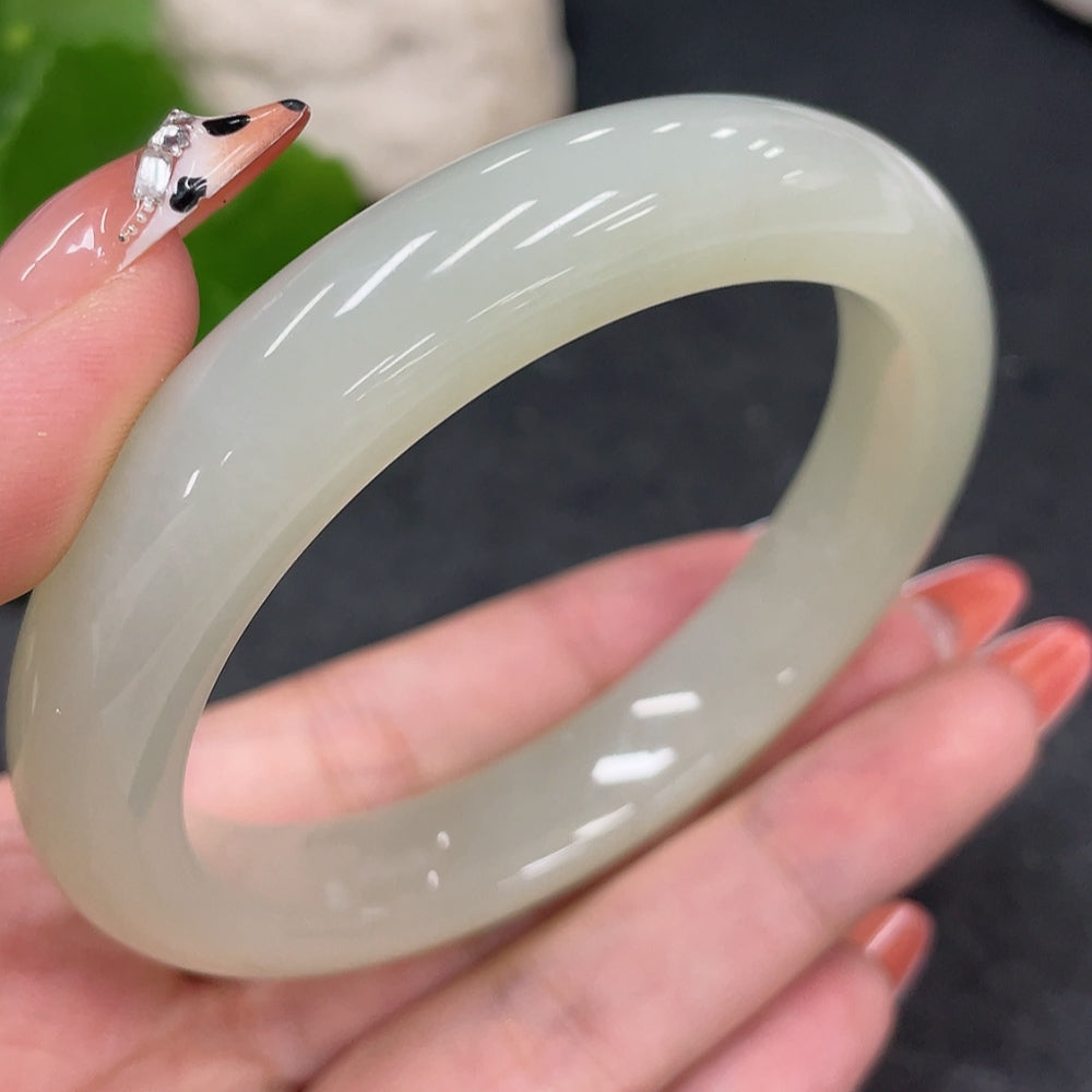 Huiliu HQ Hetian Jade round bracelet, size 58.9, weighing approx. 58.7g, featuring smooth jade beads on a jewelry display.