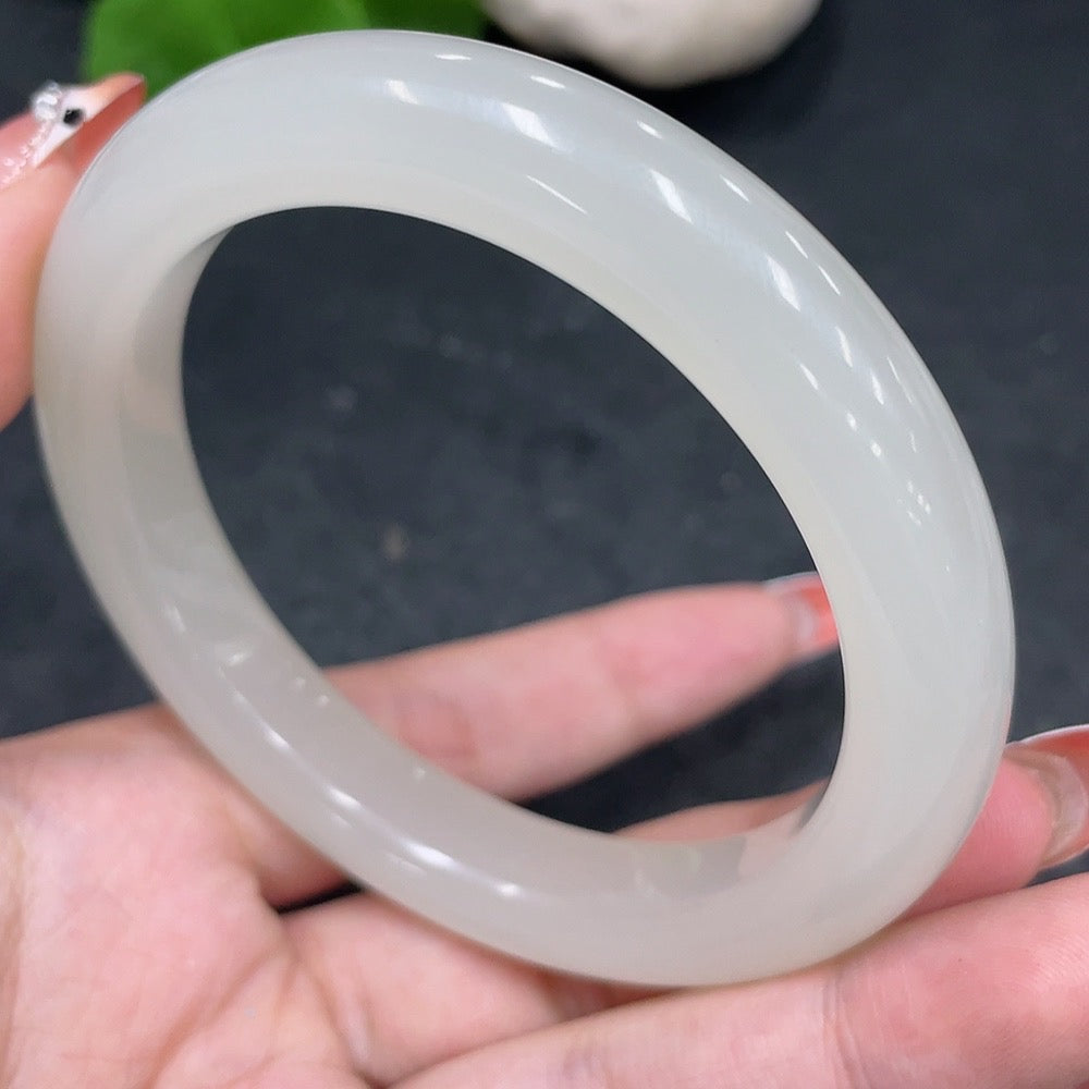 Hetian jade round bracelet by HUILIU HQ with size 59.3 and weight approx. 58.3g, featuring smooth polished jade beads.