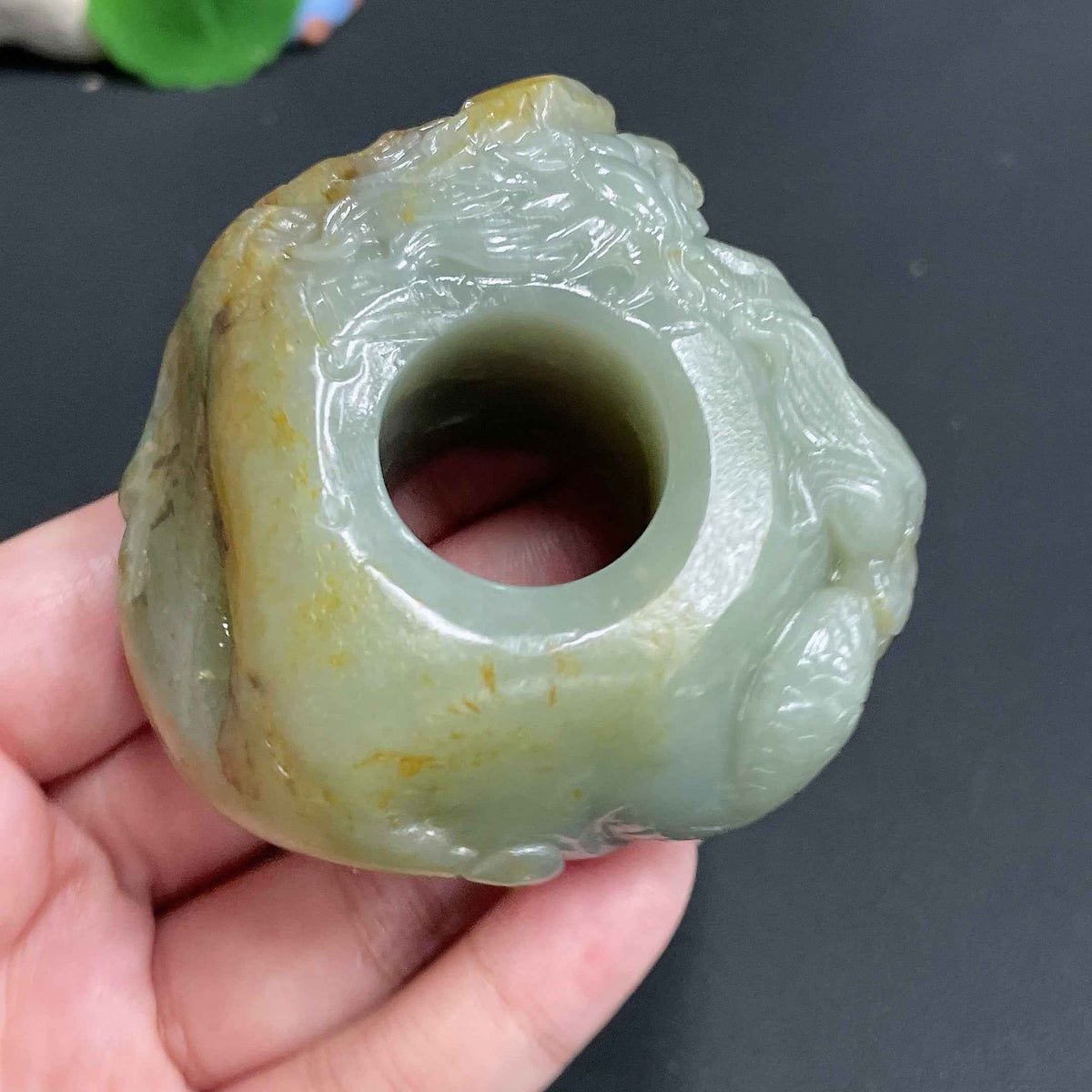 Huiliu certified Hetian jade seed material thumb ring featuring a roaming dragon design, 22.4mm size, with undetermined skin color origin.