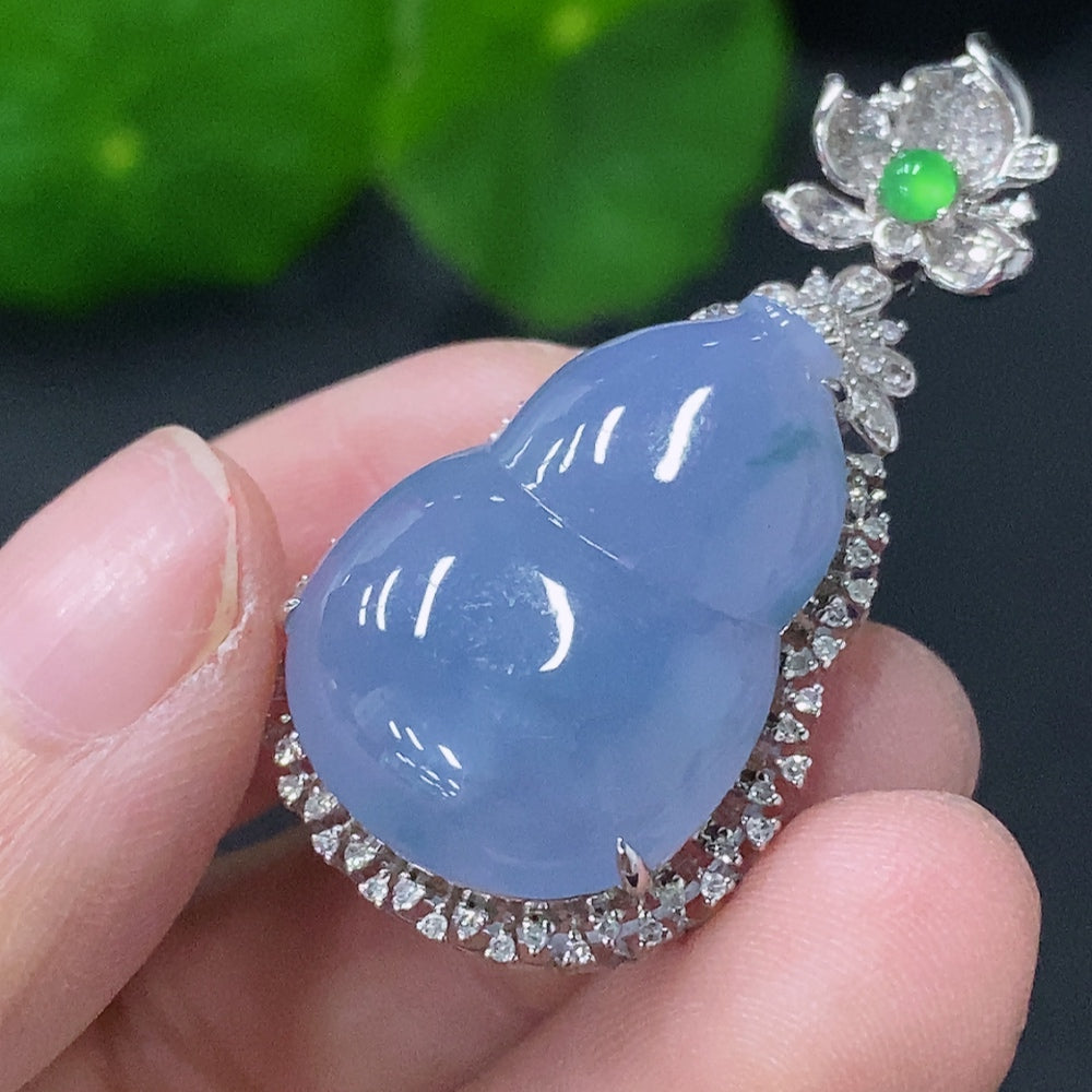 Jadeite and diamond enclosed gourd pendant in 18K gold, HUILIU HQ, with intricate design and total weight of 6.94g.
