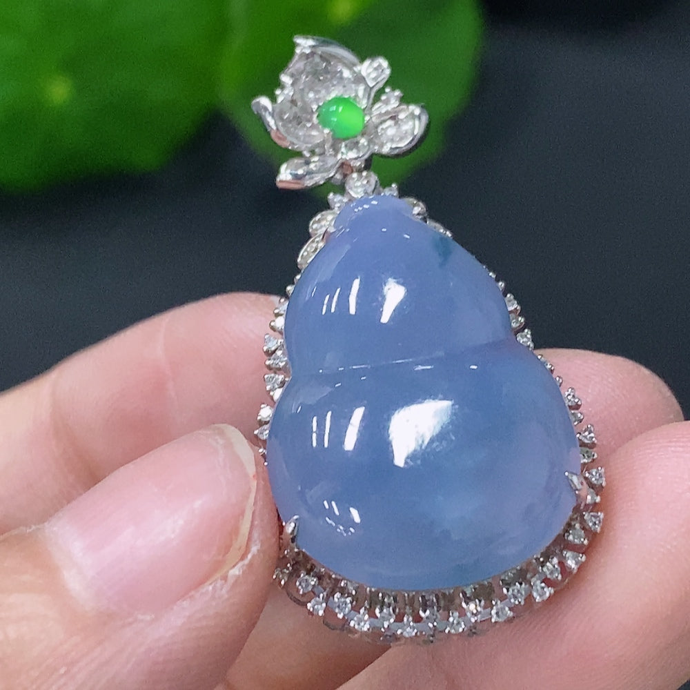 Jadeite and diamond enclosed gourd pendant in 18K gold with a total weight of 6.94g, crafted by HUILIU HQ.