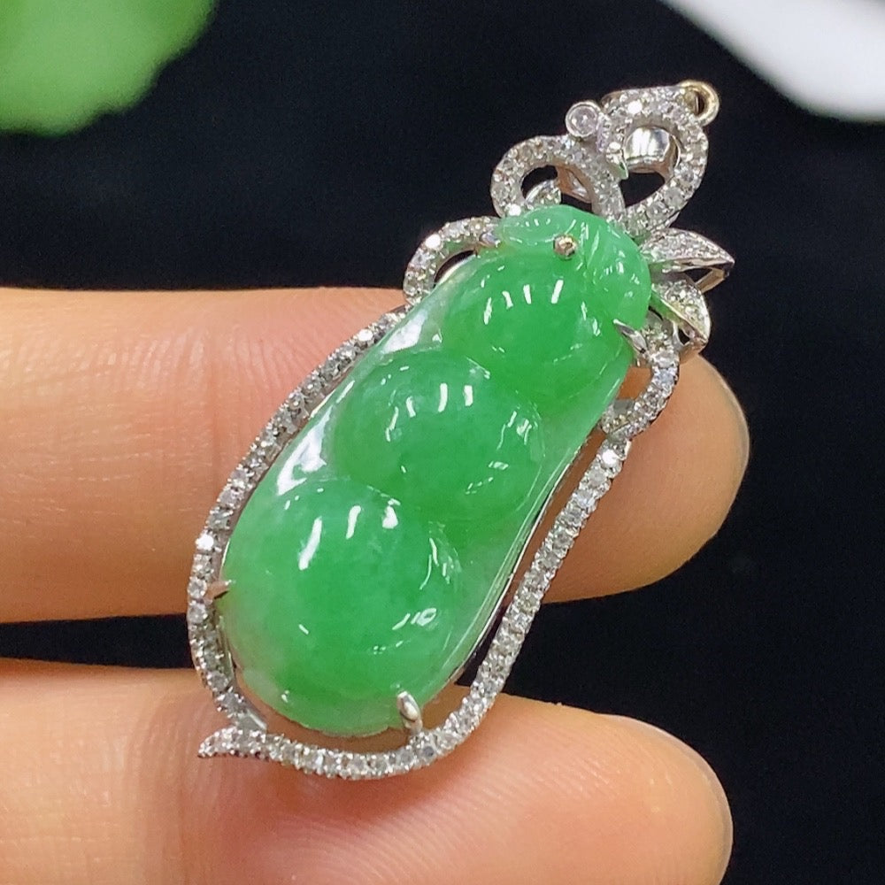 Jadeite Auspicious Bean Pendant with 18k gold accents and diamond details, crafted by HUILIU HQ, weighing approximately 5.32g.