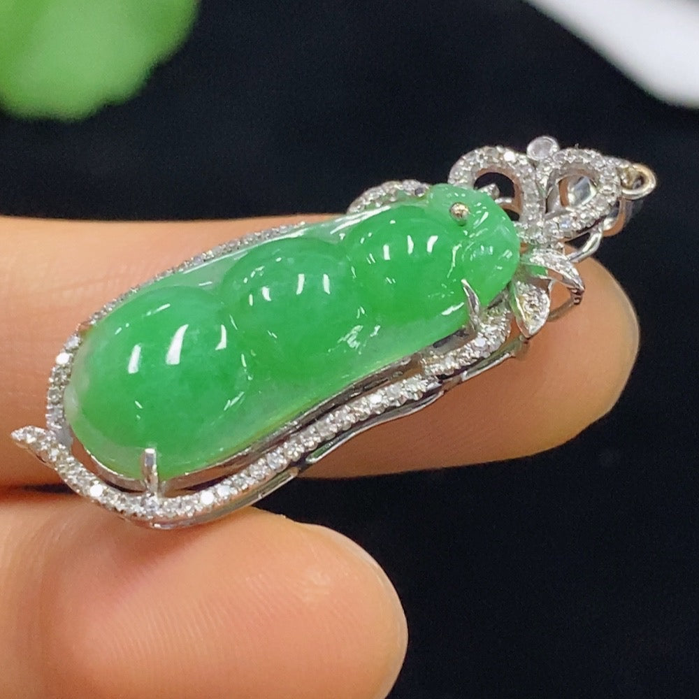 Jadeite auspicious bean pendant with 18k gold accents and diamond details, crafted by HUILIU HQ, weighing approximately 5.32g.