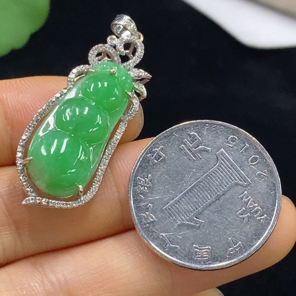 Jadeite bean pendant with 18k gold accents and diamond details, crafted by HUILIU HQ, weighing approximately 5.32 grams.